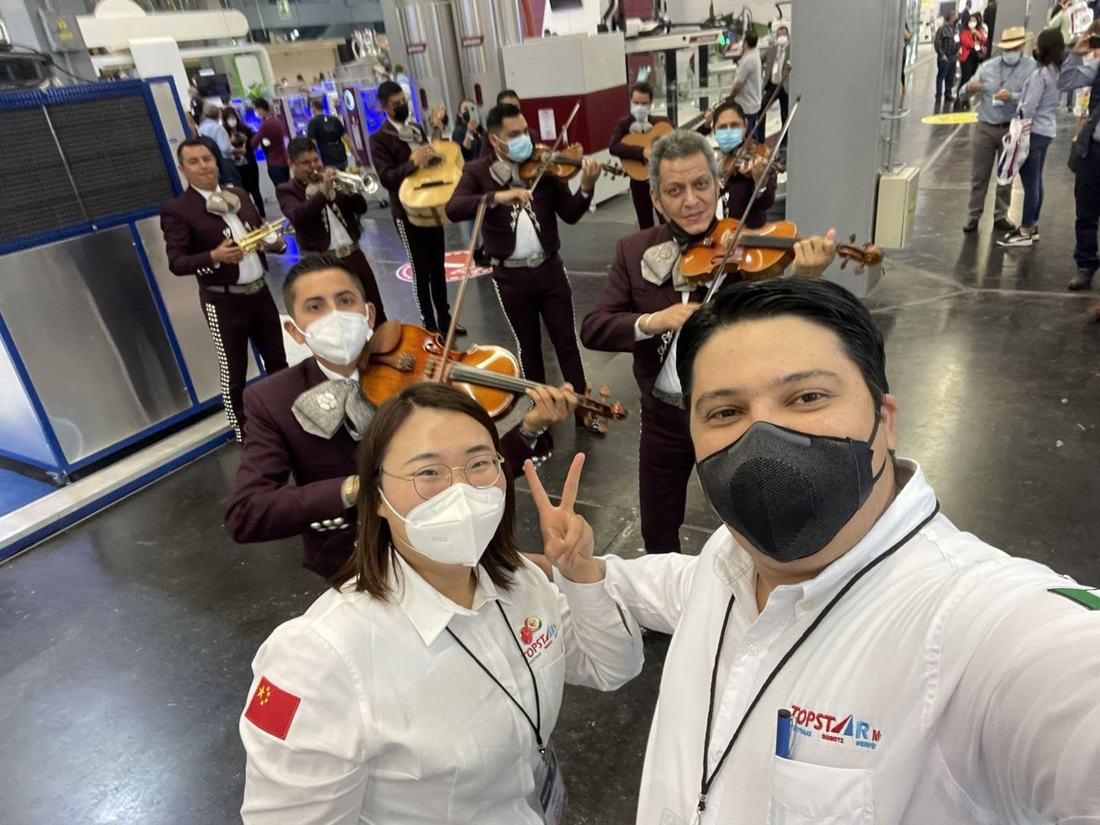 Benjamín Sela y Coco Yao con mariachi en el stand de Topstar, Expo Plásticos 2021