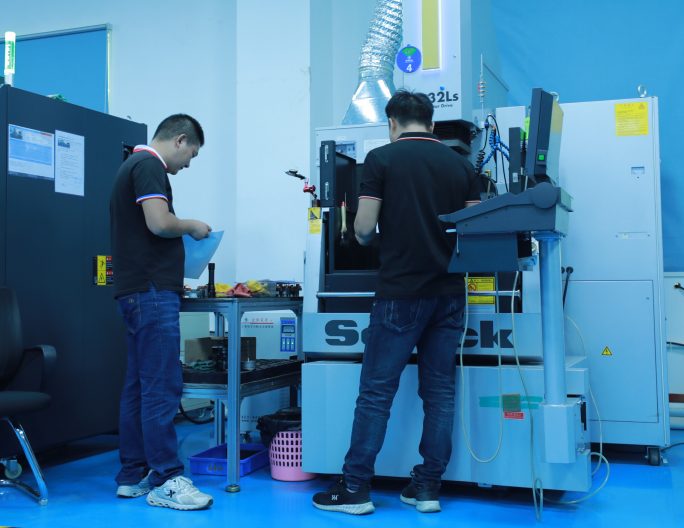 Área de electroerosión por hilo