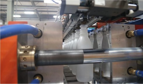 Botellas recién sopladas en la máquina