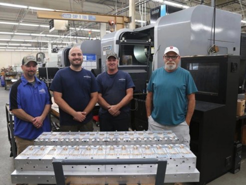 Equipo de moldes de Rocheleau junto a un molde multicavidad recién maquinado