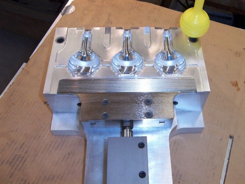 Molde de tres cavidades para envases pequeños