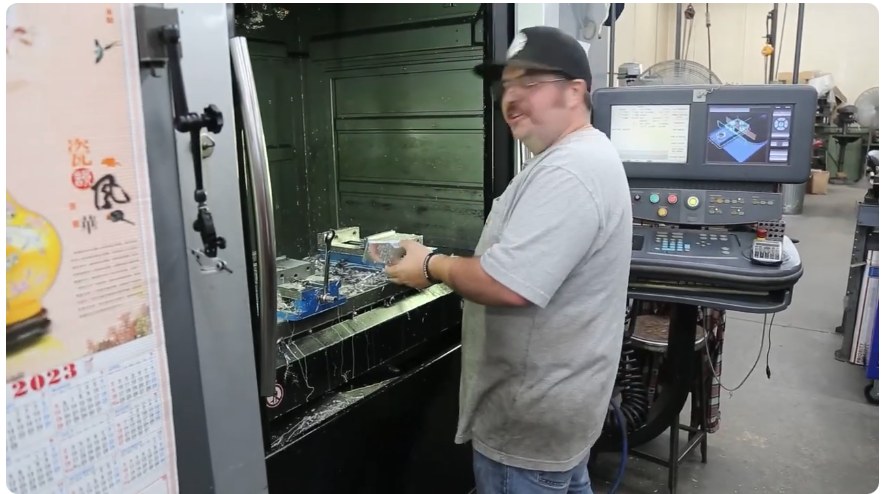 Maquinista de Rocheleau en un centro de maquinado CNC