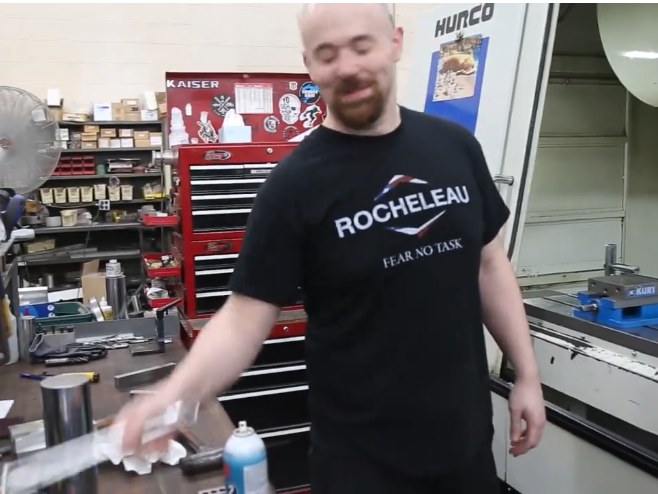 Técnico de Rocheleau en el taller de maquinado, con la camiseta Fear No Task