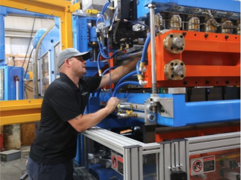 Técnico de servicio de Rocheleau trabajando en una sopladora